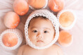 おしゃれ可愛いベビーフォトアイデア|"桃"に大変身!?赤ちゃん×果物を組み合わせた『フルーツコレクション』写真が話題