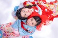 伝統を遊ぶ、嘘のないふたり。寝転ぶポーズで魅せる「七五三ドレス感和装」写真工房ぱれっと帯広店new visual 『夏色金魚。』