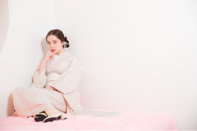 白とピンクでまとめた甘く可愛らしい成人スタイル「sweet×girly」 - 札幌経済新聞