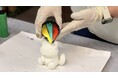 3Dプリンタ教室3DLab、絵の具を流しかけて模様をつくる「ポーリングアート（ベアアート）」体験を開始