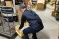 新車供給ひっ迫で修理需要が急増!限界を迎える自動車部品物流の課題にアシストスーツが対応