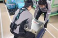 半導体需要の増加で活況の製造業、作業負担軽減へ! マイクロ波機器メーカー・ニッシンがアシストスーツを導入