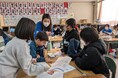 キャリア教育授業で小学生がデザインしたオリジナルノベルティが完成2月26日に塩竈市立月見ヶ丘小学校でサプライズ贈呈式を開催