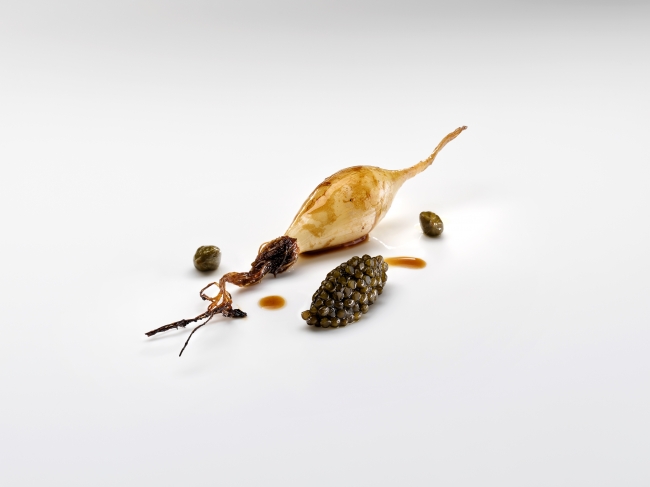 Shallots in toasted butter, capers and caviar Josean Alija
