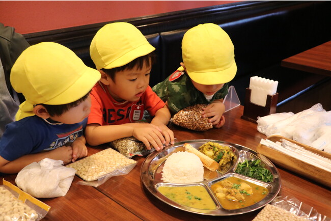 ネパール料理レストランでスパイスに興味津々の子どもたち