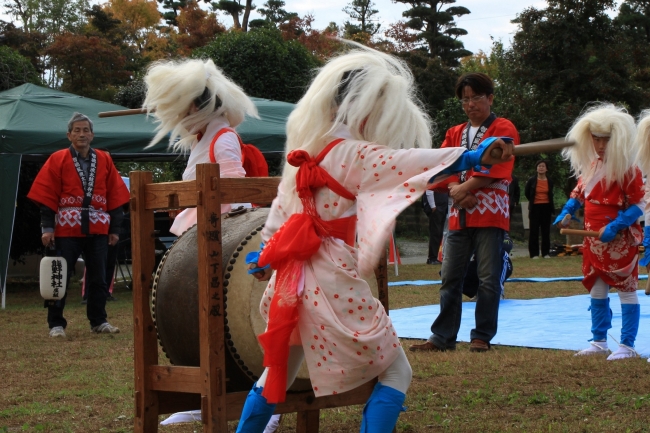 地元の小学生が披露する古代の踊り『智徳風流の舞』