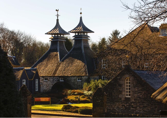 「シーバスリーガル」のキーモルトを造るスコットランドのストラスアイラ蒸留所