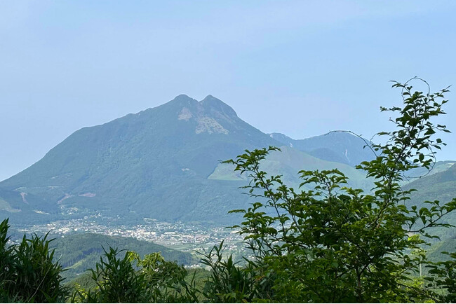 小さなテラスから眺める由布岳も絶景です