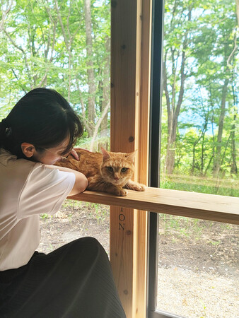 コテージ内の専用の部屋で猫ちゃんとまったり過ごせます