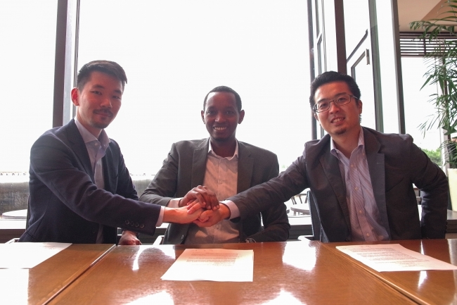 （左から）武藤、 ルワンダ共和国 Broadband Systems Corporation　CEO　Christian MUHIRWA、常間地
