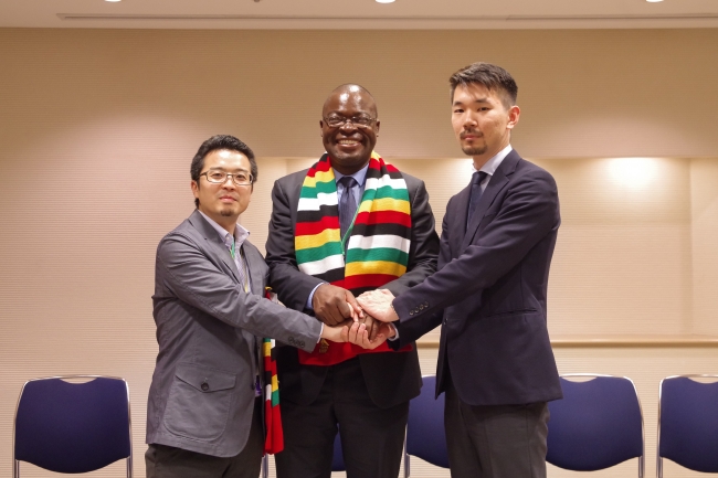 （左から）常間地、ジンバブエ共和国高等教育・科学技術発展省大臣 Amon Murwira、武藤