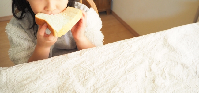 小さなお子様でも食べやすい、はちみつ香るやさしい甘味とふっかふかなやわらかさ