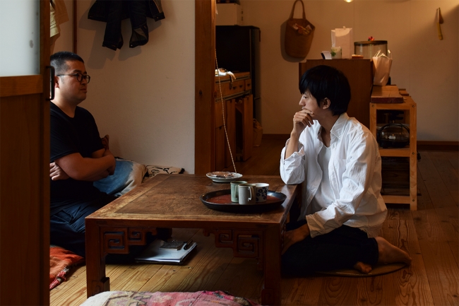 京都市北区にある有瀬さんの自宅兼アトリエにて、右が有瀬さん、左がオカノ