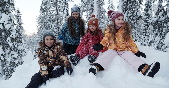 reimaの秋冬コレクションの服を着て雪遊びを楽しむ子供達