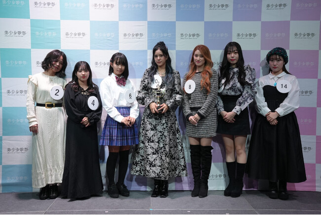 「美少女歌祭2022」ファイナリスト （写真左から）山崎桃香さん、こじまさおりさん、小杉ゆんさん、美仁さん、ゆまさん、安藤芹奈さん、奏さん
