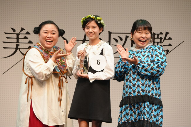 写真左より：ニッチェ・江上 敬子、グランプリ・佐々木 満音、ニッチェ・近藤 くみこ
