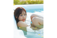 日向坂46濱岸ひよりさんの1st写真集『もしも』、花びらを浮かべた青空ジェットバスでヘルシーな魅力が全開の先行カット公開!!