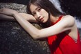 日向坂46・佐々木久美1st写真集『めくる日々』先行カット第5弾 ランカウイ島の自然を感じる岩場で見つめる、まっすぐな視線