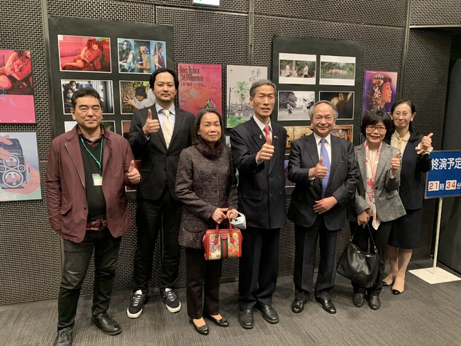 駐日本代表処台湾文化センター長王淑芳(右2)、駐大阪弁事処処長向明徳(右4)、映画祭代表理事上倉庸敬(右3)、プロミング・ディレクター暉峻創三(左1) 駐日本代表処台湾文化センター長王淑芳(右2)、駐大阪弁事処処長向明徳(右4)、映画祭代表理事上倉庸敬(右3)、プロミング・ディレクター暉峻創三(左1)