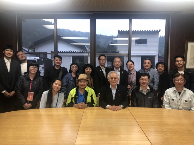 台湾工芸コミュニティチームと三島町町長記念撮影