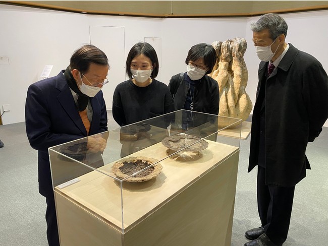 梁瀚云さん（左２）が自身の作品について謝長廷・駐日代表（左１）に説明