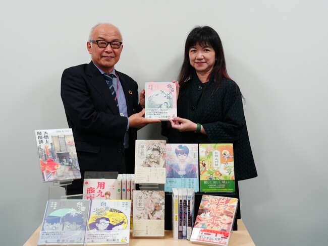 文化部の李静慧政務次長（右）、北九州市漫画ミュージアムの田中時彦館長（左）