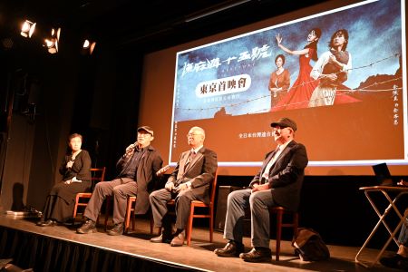 上映後の対談で挨拶する姚文智プロデューサー(左2)と原作者の曹欽栄氏(右1) 上映後の対談で挨拶する姚文智プロデューサー(左2)と原作者の曹欽栄氏(右1)