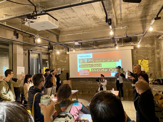 台湾ナイトの乾杯音頭を取るTFAI林木材処長(スクリーン前方) 台湾ナイトの乾杯音頭を取るTFAI林木材処長(スクリーン前方)