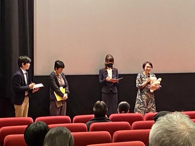 『平行世界』上映後に映画制作について語る蕭美玲監督(右1) 『平行世界』上映後に映画制作について語る蕭美玲監督(右1)