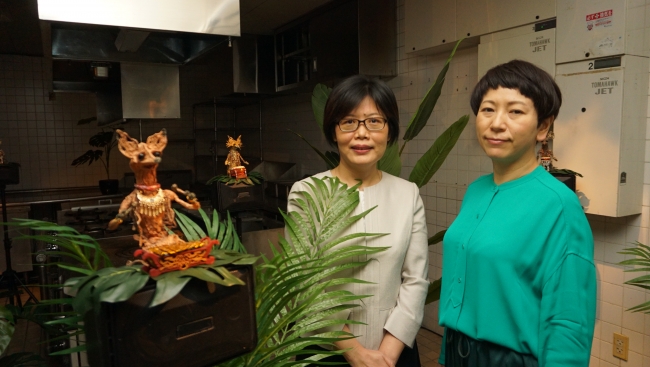 台湾文化センター長王淑芳（左）と横浜美術館館長蔵屋美香（右）とともに台湾アーティストジャンシュウ・ジャン（張徐展）の作品エリアを鑑賞した