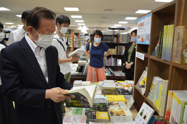 台湾書籍コーナーを訪れた謝長廷・駐日代表