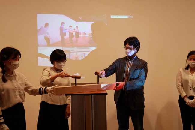 王淑芳・台湾文化センター長（左）、田中浩也・慶應義塾大学教授（右）が伝統工芸技法の楔を打つパフォーマンスで、タイムラグのない台日の工芸交流の現状を象徴