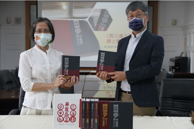 セレモニーに出席した台湾側代表台湾文学館館長蘇碩斌（右）副館長蕭淑貞（左）