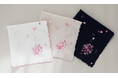 春の門出を祝う、繁栄の願いを結ぶ一枚。 祝いの象徴「くす玉」を桜で表現した、ベトナム手刺繍ハンカチーフを発売 ー 毎年好評の数量限定サンキューチャームも登場！