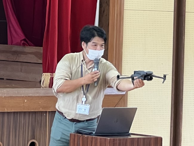 実機を見せながら講義を実施 実機を見せながら講義を実施