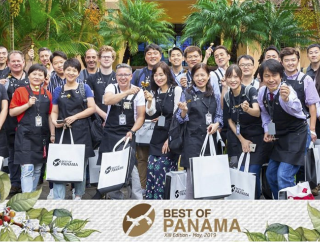 コロナ前の密な品評会はパナマに集った。２０１９年のパナマ品評会。サザコーヒーの鈴木太郎が目立つ。