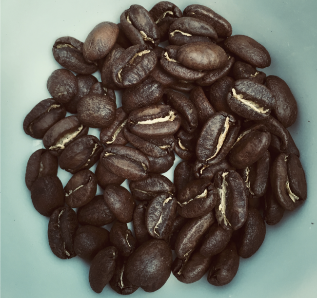 ゲイシャの焙煎コーヒー豆。粒が大きく長細いのが特徴で、甘い花の香りとしら桃のような甘さと、完熟柑橘のような味のコーヒー。
