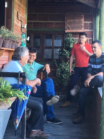 左：アントニオ ヒグノ氏。左から２番目：カップオブエクセレンスで有名なシルビオ レイテ氏。右から２番目：サザコーヒー買付担当 石原俊太郎