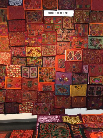 ギャラリーの壁を埋め尽くす「モラ」