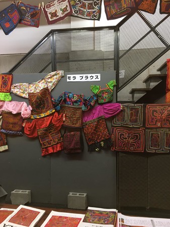 モラでできたブラウス