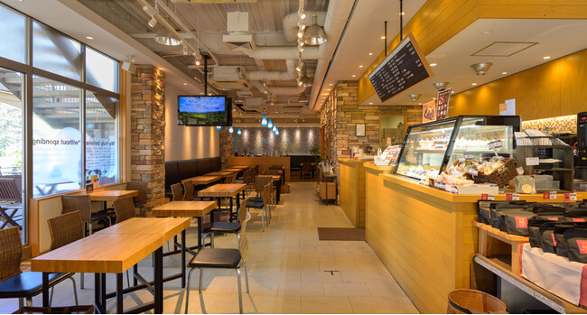 店内は大洗店ならではの海をモチーフにしたライトやタイルがあしらわれている。劇中で登場した席は人気。 店内は大洗店ならではの海をモチーフにしたライトやタイルがあしらわれている。劇中で登場した席は人気。