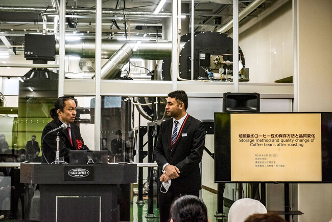 研究の報告を行う株式会社サザコーヒー 代表 鈴木 太郎（写真：左）とAMINI Rasool Khan博士（写真：右）