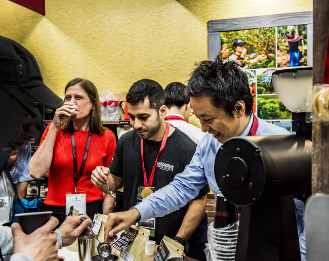2018年SCAJ サザコーヒーブースにてカッピングを行うエスメラルダ農園主レイチェル・ピーターソン氏（写真：左）ラマスタス農園主ウィルフォードJr.氏（写真：中央）サザコーヒー代表 鈴木太郎（写真：右）