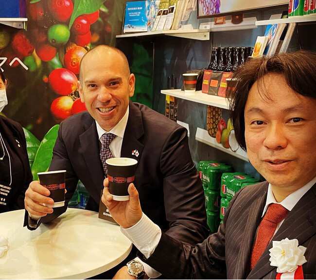 左:駐日パナマ全権大使カルロス・ペレ閣下 右:サザコーヒー 鈴木太郎 左:駐日パナマ全権大使カルロス・ペレ閣下 右:サザコーヒー 鈴木太郎