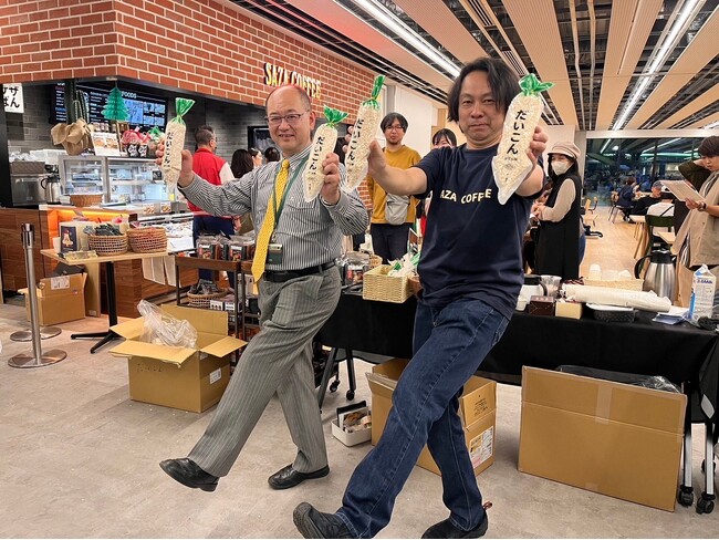 写真は東京農大店で江口農大学長とサザコーヒーの鈴木太郎とでだいこん踊りの２ショット。東京農業大学は、第１００回東京箱根間往復大学駅伝競走（箱根駅伝＝読売新聞社共催）に１０年ぶり７０回目の参加。ぜひ東京農大に活躍してほしい。
