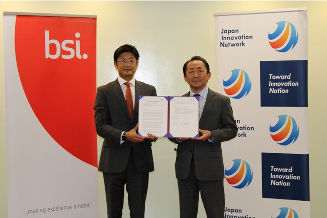 2021年6月25日に行われたMOU（了解覚書）締結式において 写真左より、BSIグループジャパン株式会社 代表取締役社長 根本 英氏 一般社団法人Japan Innovation Network 代表理事 西口 尚宏