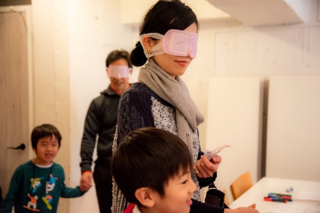 歩く行動を英単語で子供が指示して親御さんが従う。アイマスクで視界を奪って、教室内を一周してもらう体験
