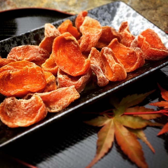 奈良県産 富有柿のドライフルーツ。しっとりとした自然の甘さを感じることができる。