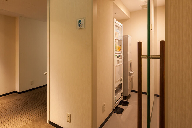 ウォーターサーバーは、各客室フロアの自動販売機と製氷機スペースに設置いたします