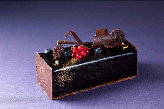 大人っぽくシックな装い「東京産ブルーベリーのチョコレートケーキ」